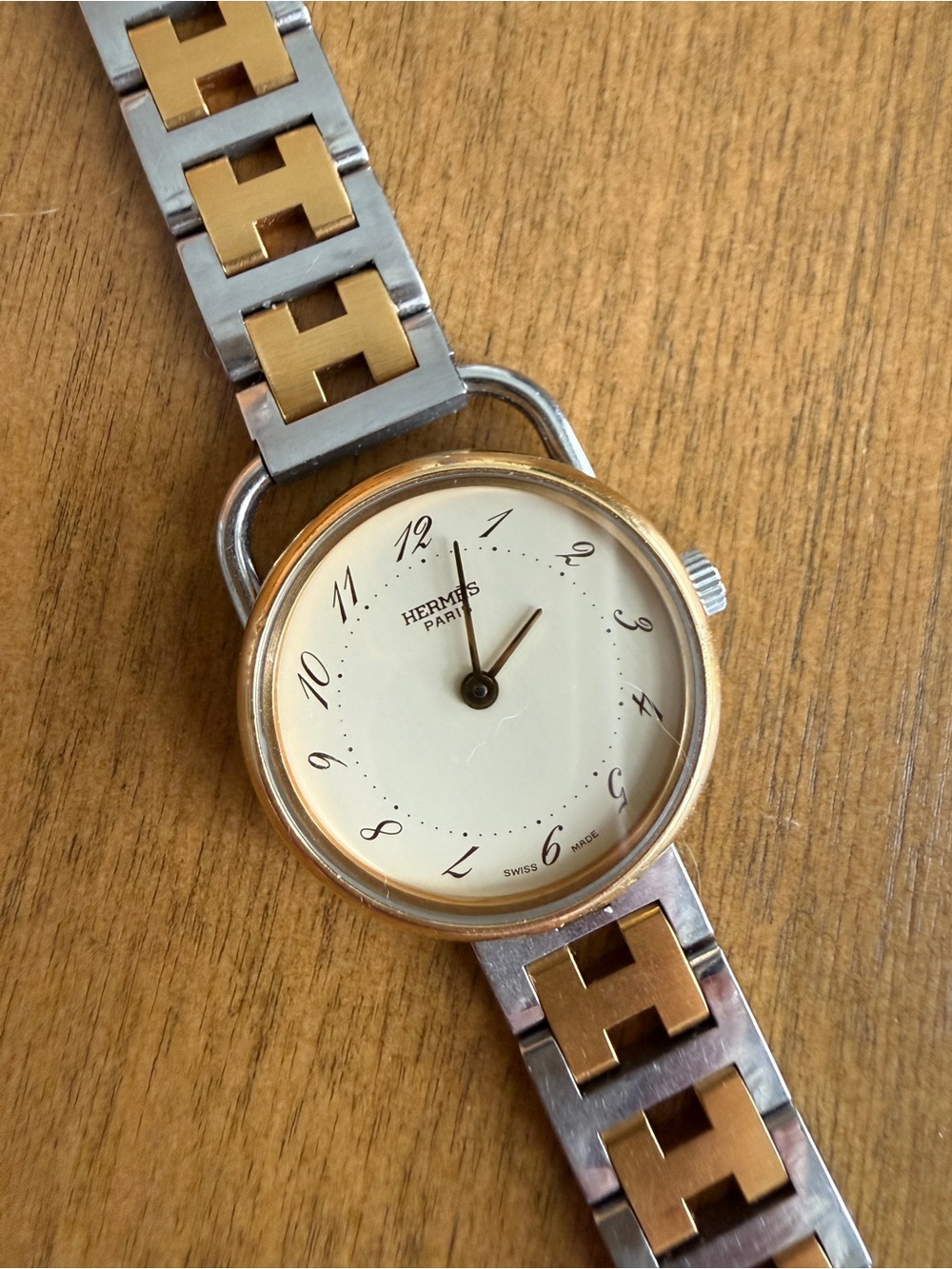 AUTH Hermès Two-Tone Round Dial Women's Watch in Cream and Gold